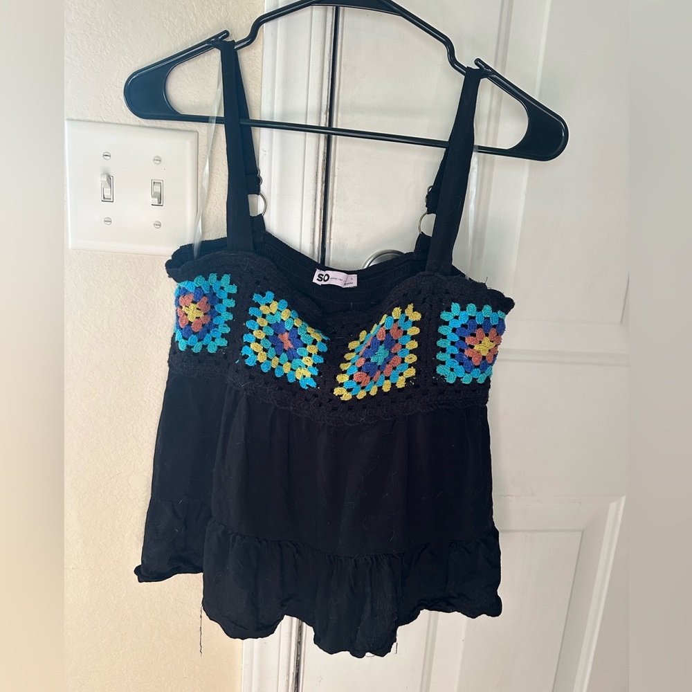 Black tank top with design on front and adjustable straps💜